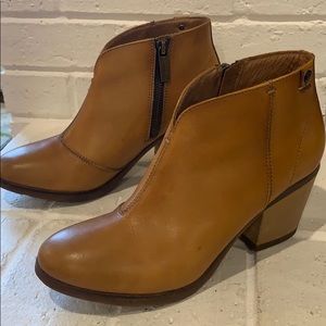 Women’s Bussola leather bootie
